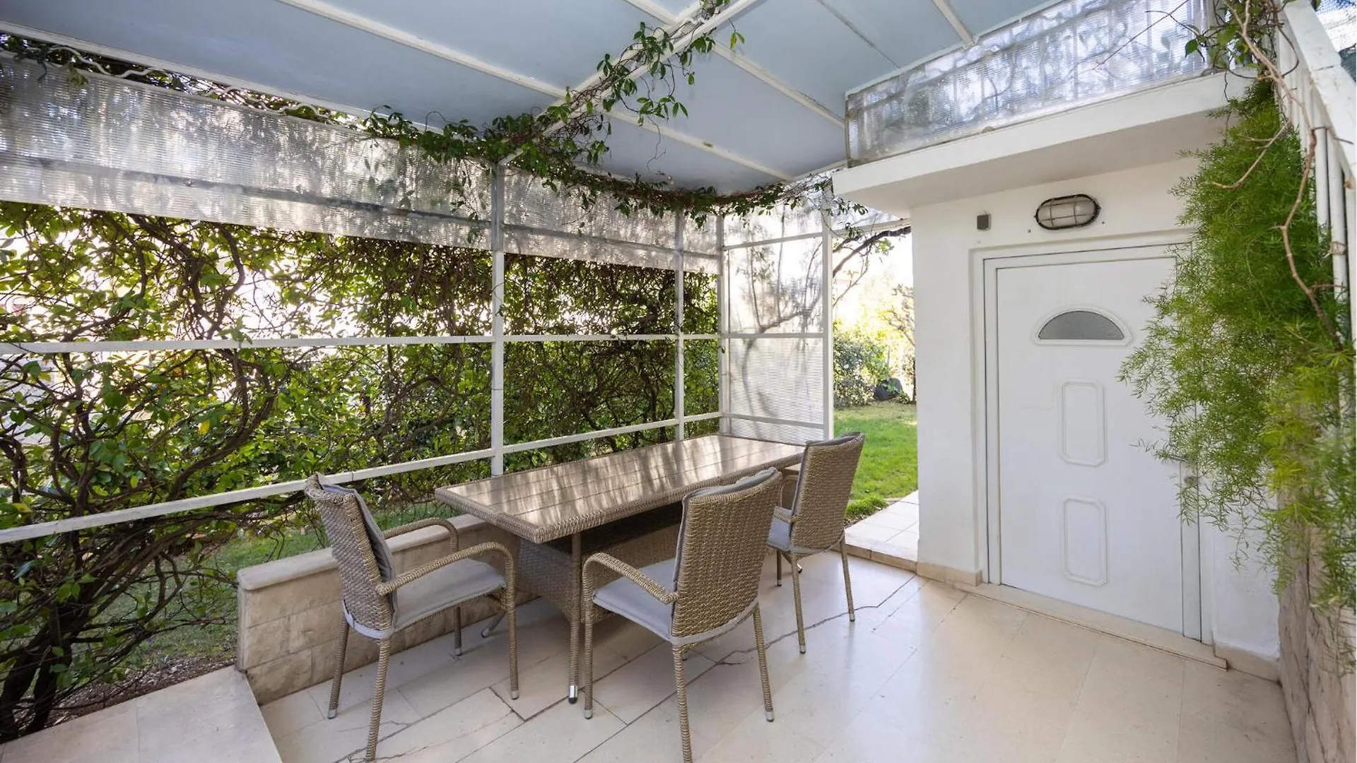 Cozy Apartment In Kastel Stafilic Kastela 0*,